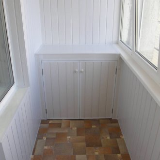 발코니 장식의 흰색 솔기 안감