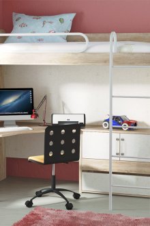Таванско легло и работно място в стаята на ученик