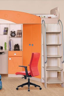 Оранжево-бежово таванско легло с работно място
