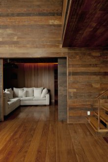 Модерен интериор с тапицерия от дърво