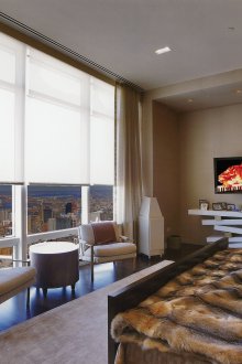 Панорамни прозорци със завеси в спалнята