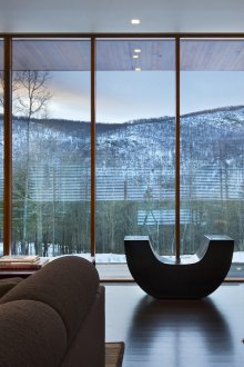 Панорамни прозорци в интериора на модерна къща