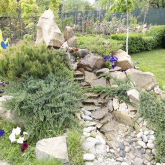 Алпийска пързалка с водопад в градината