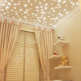 Звездно небе в светла детска стая