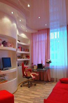 Двустепенно бяло-розово таванче в стаята на момичето