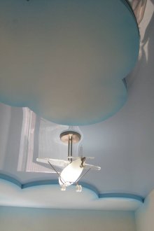 Двустепенен матов гланциран таван с облаци в детската стая