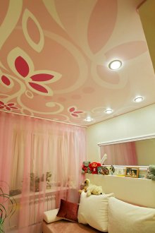 Опънат таван в стаята на момичето