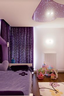 Бяло-лилав таван в детската стая