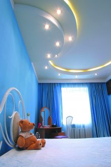 Бял многоетажен таван в детската стая