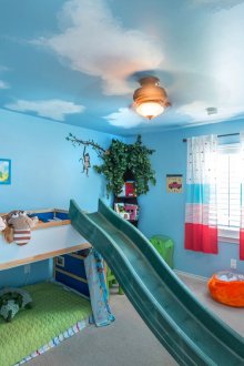 Techo azul con nubes blancas en una habitación infantil