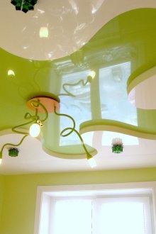 Бяло-зелен таван с цвете