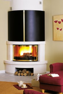 Ъглова камина на дърва в бежово-червена всекидневна