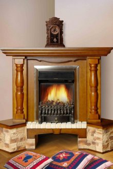 Ъглова електрическа камина с дървена облицовка