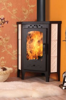 Ъглова камина в оранжевия хол