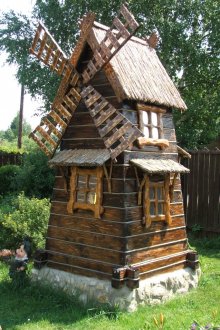 Дървена мелница в градината