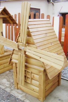 Лека дървесна декоративна мелница за лятна къща