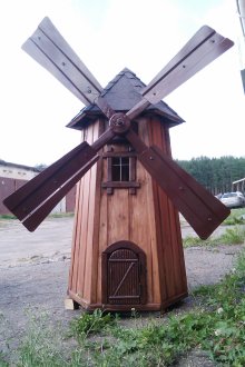 Красива декоративна мелница, изработена от метал и дърво