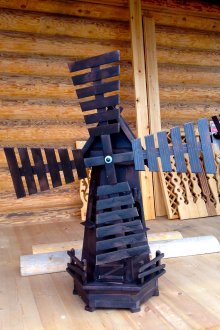 Черна декоративна мелница от дърво