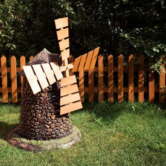 Декоративна малка мелница, изработена от метал и дърво за украса на сайта