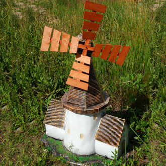 Декоративна малка мелница, изработена от метал и дърво за украса на сайта