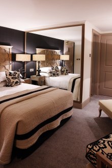 Black and white walls in the bedroom