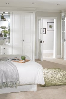 Gray and green wallpaper in the bedroom