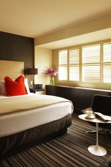 Black and white wallpaper in the bedroom