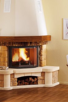 Ъглова камина с облицовка от дърво и камък