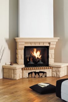 Ъглова камина на дърва с каменна облицовка