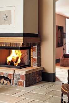 Ъглова камина с облицовка от камък и дърво