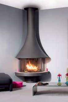 Ъглова камина на дърва в светъл интериор