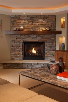 Дървен рафт и каменна облицовка за ъглова камина