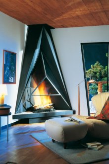 Необичайна стилна ъглова камина в хола