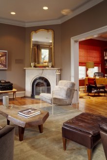 Ъглова камина в стила на нуд в хола