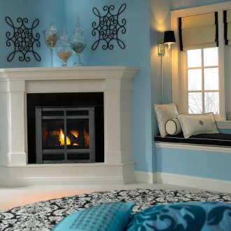 Ъглова камина в бяла и тюркоазена всекидневна