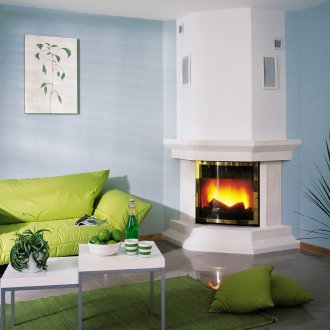 Светла ъглова камина в синьо-бялата всекидневна