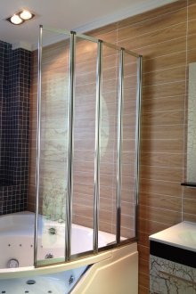 Tab mandi penjuru dengan tirai kaca lipat