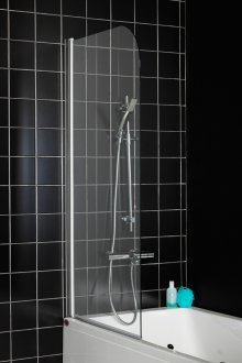 Tirai kaca di bilik mandi dengan dinding hitam