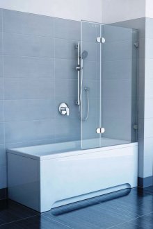 Tirai kaca dalam bilik mandi hitam dan putih