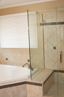 Struktur kaca di bilik mandi