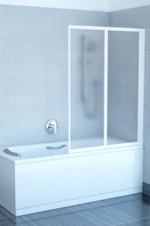 Tirai kaca dalam reka bentuk bilik mandi yang ringkas