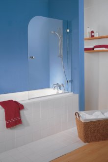 Tirai kaca dalam tab mandi biru dan putih