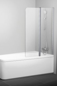 Tirai kaca di bilik mandi dengan lantai hitam dan dinding putih