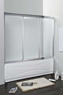 Tirai kaca gelongsor di bilik mandi hitam dan putih yang luas