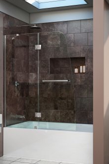 Tirai kaca dalam tab mandi putih dan coklat