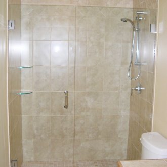 Tirai kaca dalam tab mandi air tawar