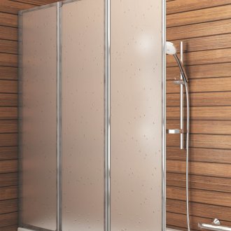 Tirai kaca di bilik mandi dengan trim kayu