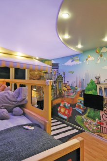 Лилав и бял таван с осветление в детската стая