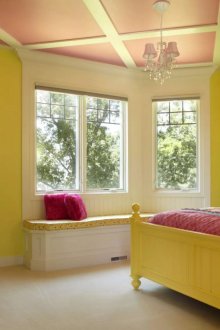 Жълто-оранжев таван в детската стая