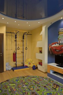 Двустепенно бяло-синьо таван в детската стая